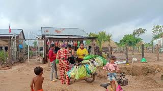 ទិដ្ឋភាពផ្សារចល័តព្រឹកនេះលក់អត់សូវដាច់ប្អូនវ៉ាថាជម្រះស្មៅដាំពោត