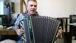 картинка: Г. Лепс. Рюмка водки на столе.   на баяне