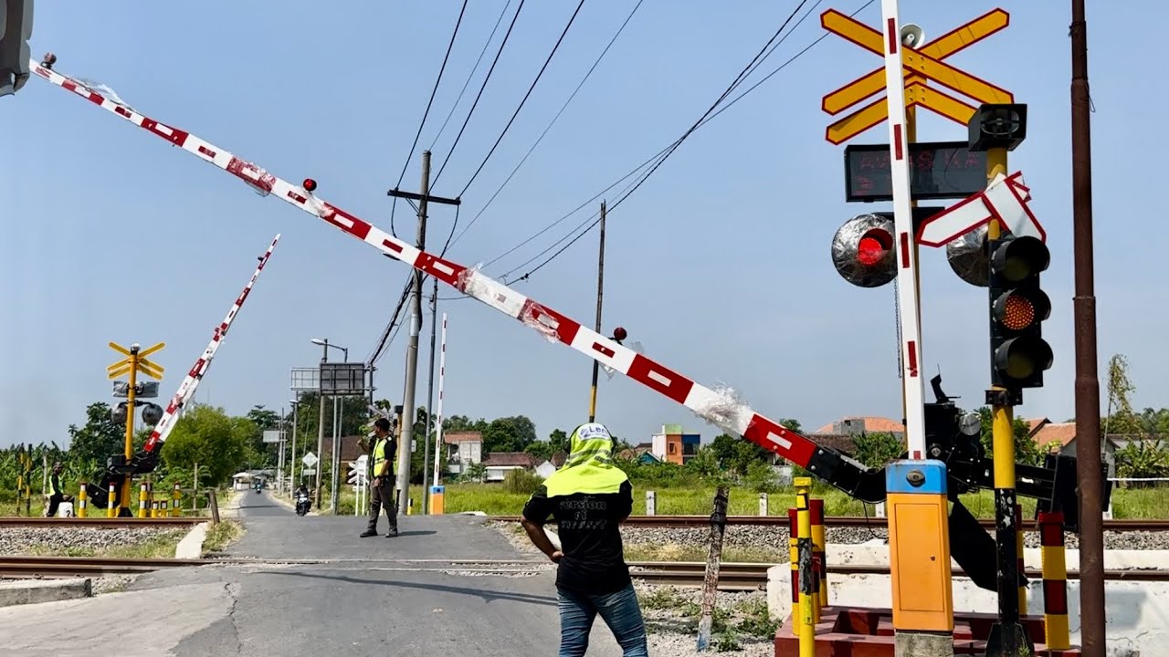 MOMEN UNIK!, Tes Palang Pintu TERBARU Perlintasan Kereta Api Seketi Sidoarjo Jawa Timur