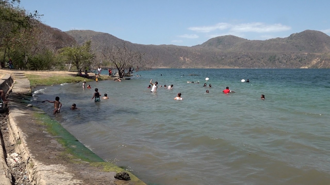 Familias se refrescaron este fin de semana en las aguas de Xiloá