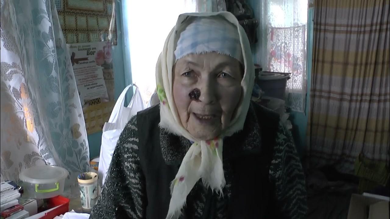 Хотели помочь бабушке. Помогите бабка. Бабка слепая в Морозко. Ведет слепую бабушку. Зарядка для бабушек слепых.