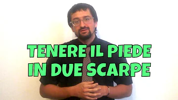 Chi tiene il piede in due scarpe frasi?