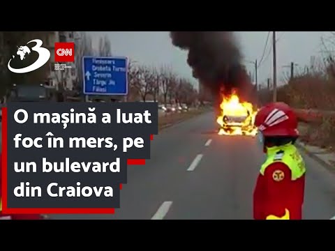 O mașină a luat foc în mers, pe un bulevard din Craiova