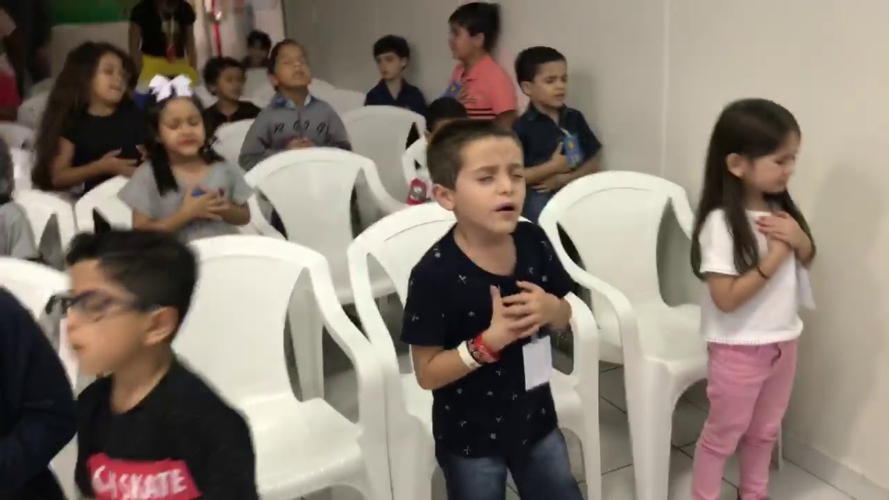 Crianças Adorando Culto infantil