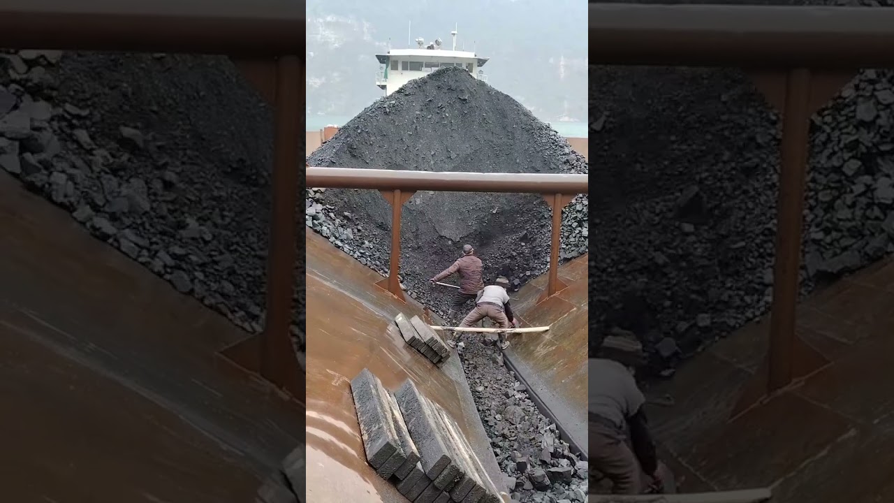 Para pekerja bekerja keras bongkar muat untuk keluarga