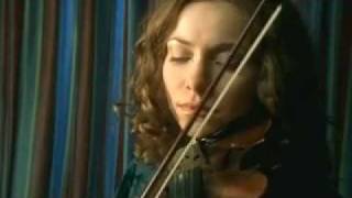 Бригада Екатерина Гусева  играет на скрипке