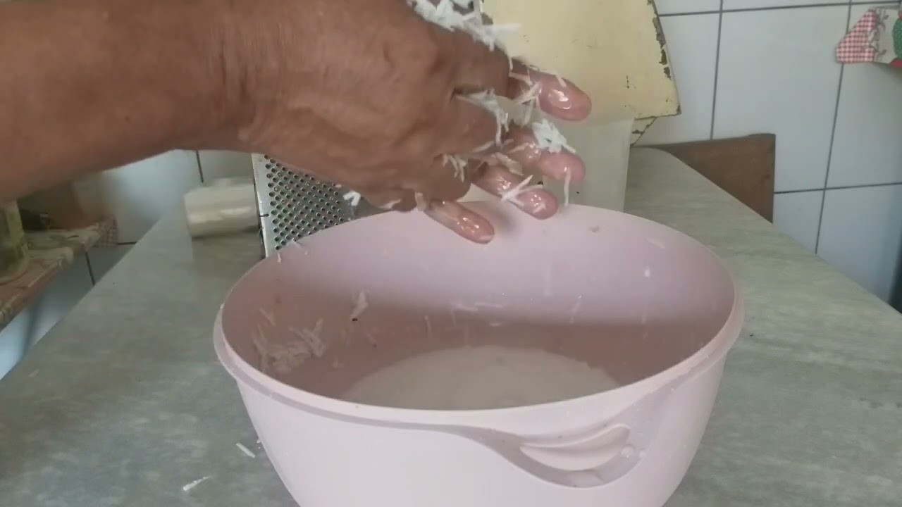 Faça balas de Coco com leite de Coco natural. 