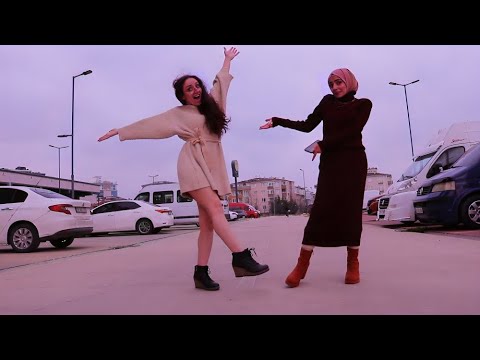 البنات في الشارع 