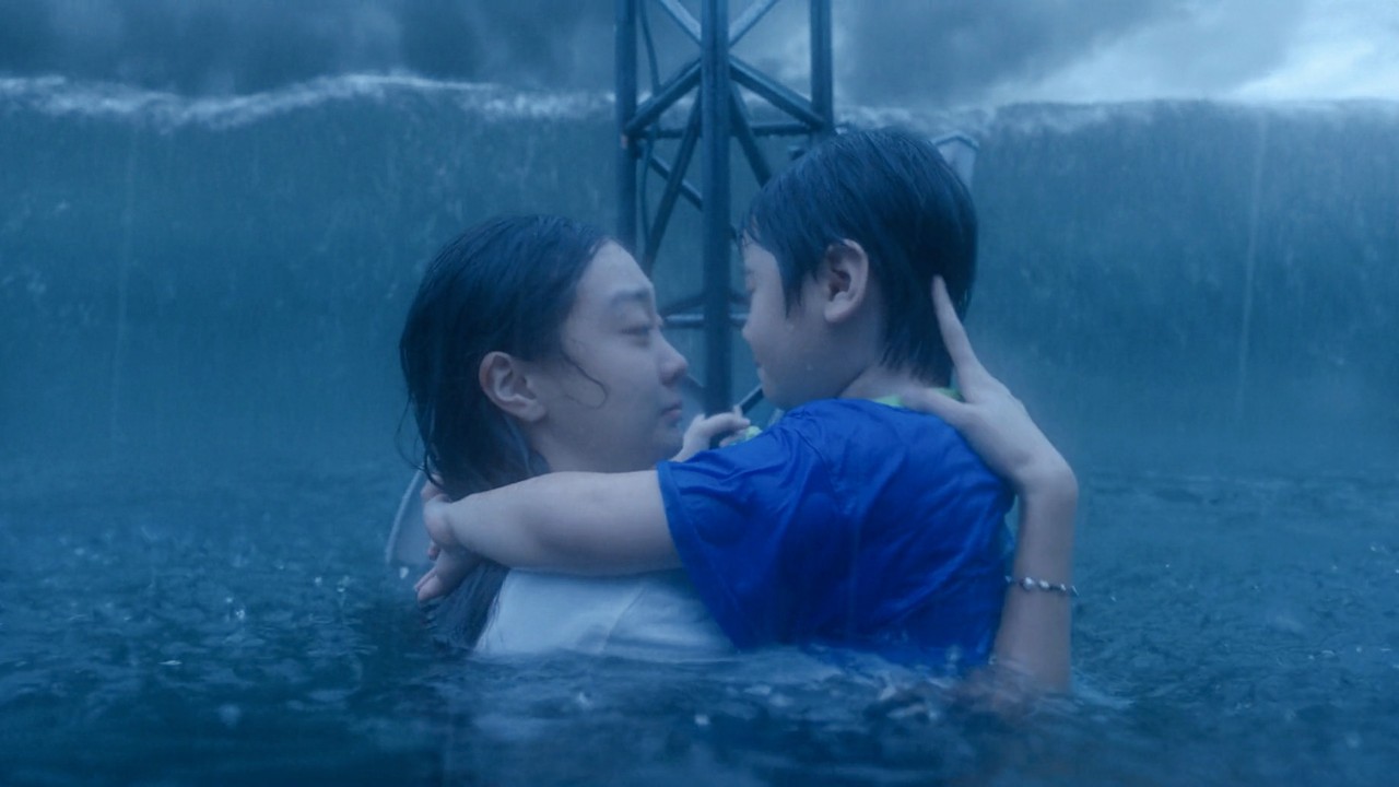 La dernière femme au monde tente de sauver son fils du plus grand déluge de la planète