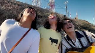 karli, ramsi y eddie cantando 