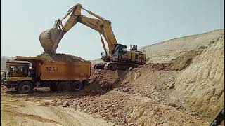 Excavator loading dump truck ایکسیویٹر ڈمپر ٹرک کو لوڈ کر رہا ہے۔