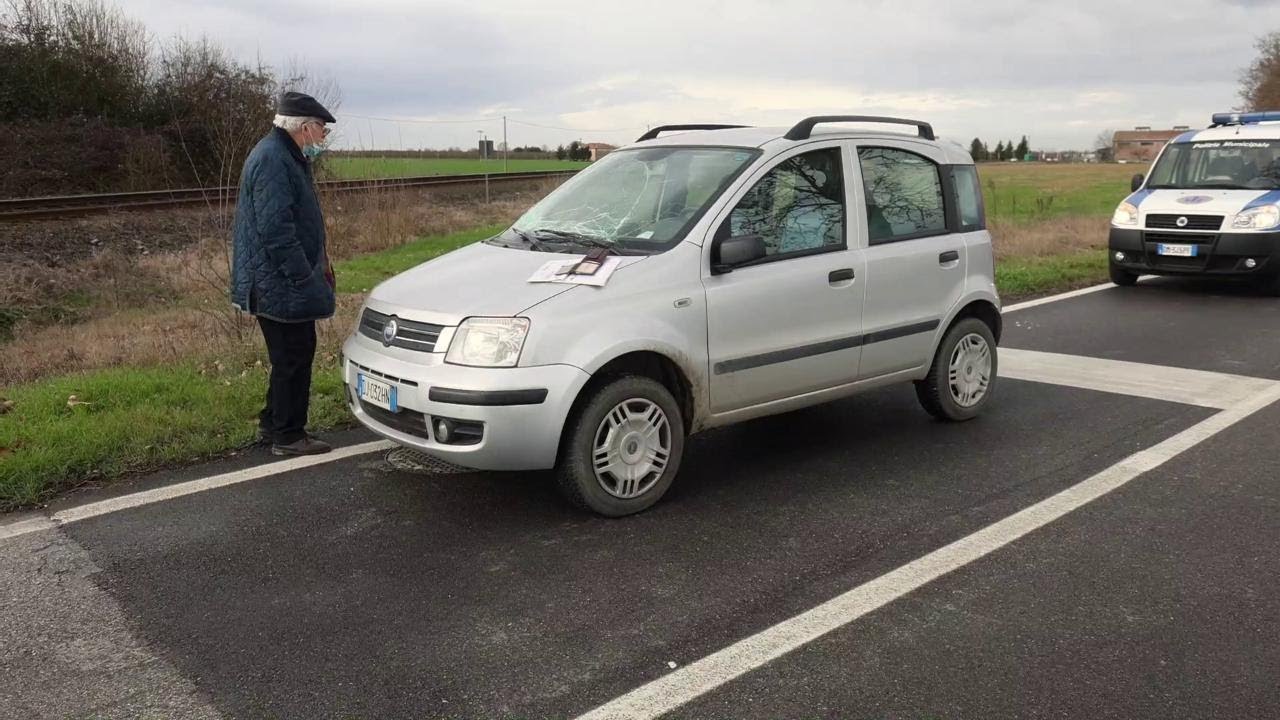 Con l'auto contro la sbarra del passaggio a livello della Ferrara-Codigoro
