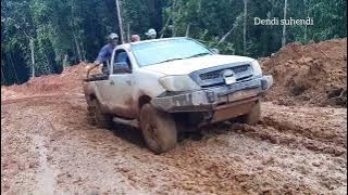 TOYOTA HILUX 4X4 PASANG RANTAI D GOSOK D BUKIT YANG LICIN @dendisuhendi1381