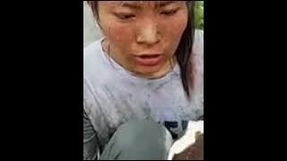 wanita ini cantik tapi bernasib pekerja kasar