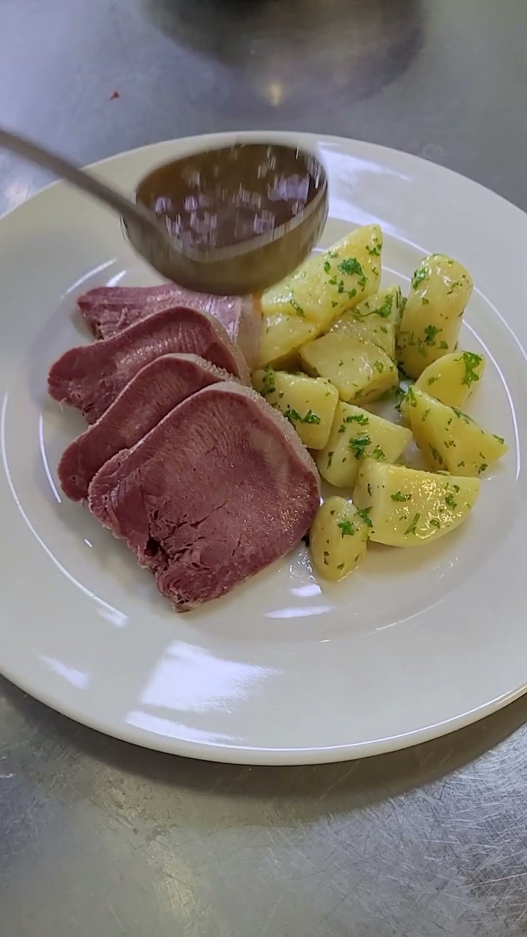 Rindszunge mit brauner Kapernsauce &amp; Petersilienkartoffeln🍴 - YouTube