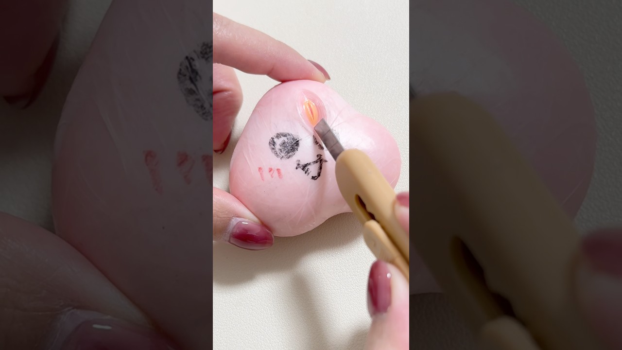 【閲覧注意⁉️】テープボールスクイーズ切ってみた!! #100均diy #スクイーズ#手作りスクイーズ#100均購入品 #shorts