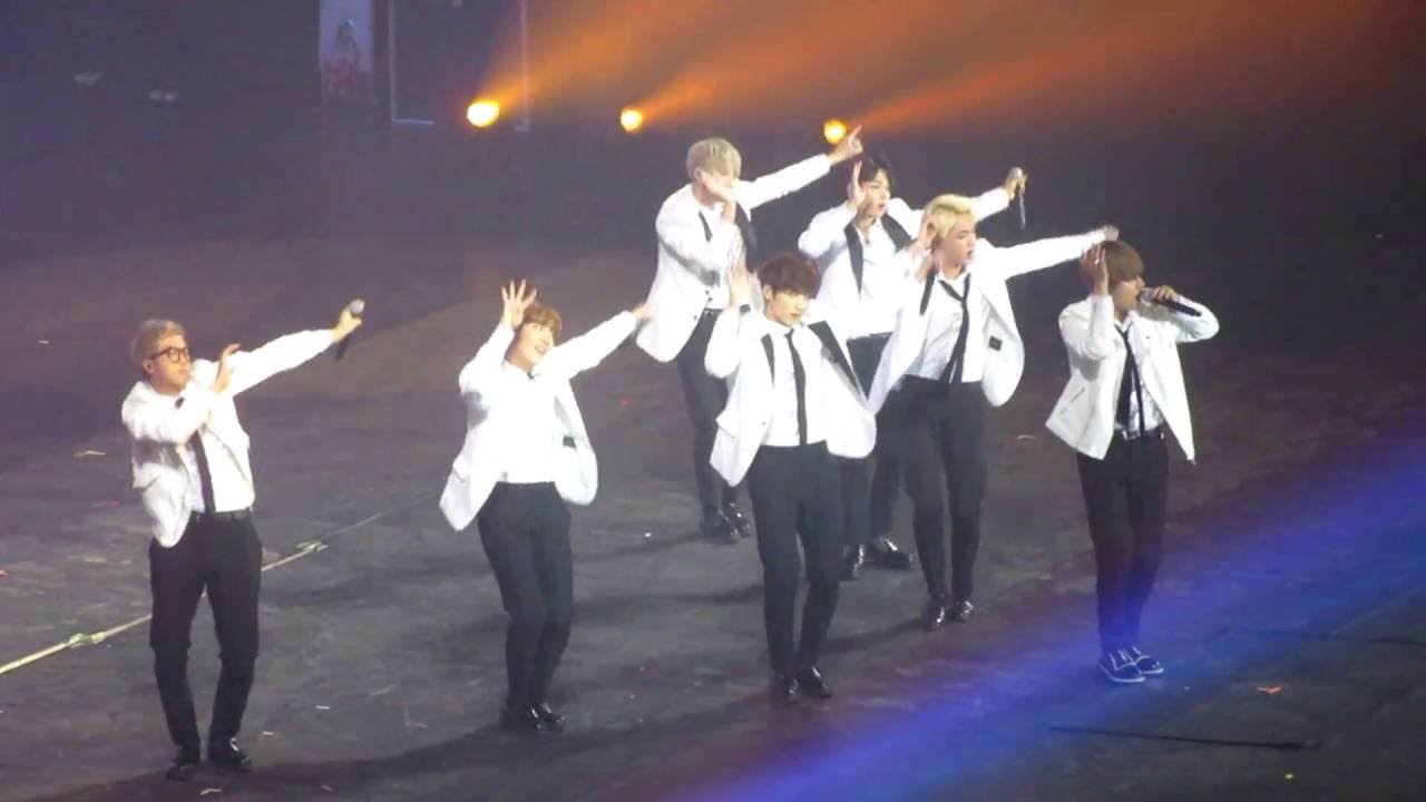 BTS(방탄소년단) - Arirang (아리랑) Live & Entrance Stage @ KCON PARIS 02.06.2016