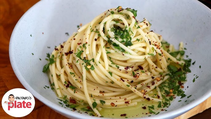 Linguine Aglio e Olio - Easy Weeknight Pasta - Sip and Feast