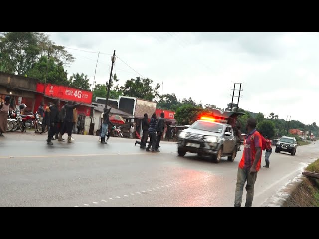 ABAVUBUKA BASAZEEKO PASTOR BUJJINGO WAKATI MU KKUBO MU BYOKWERINDA EBYAMAANYI! class=