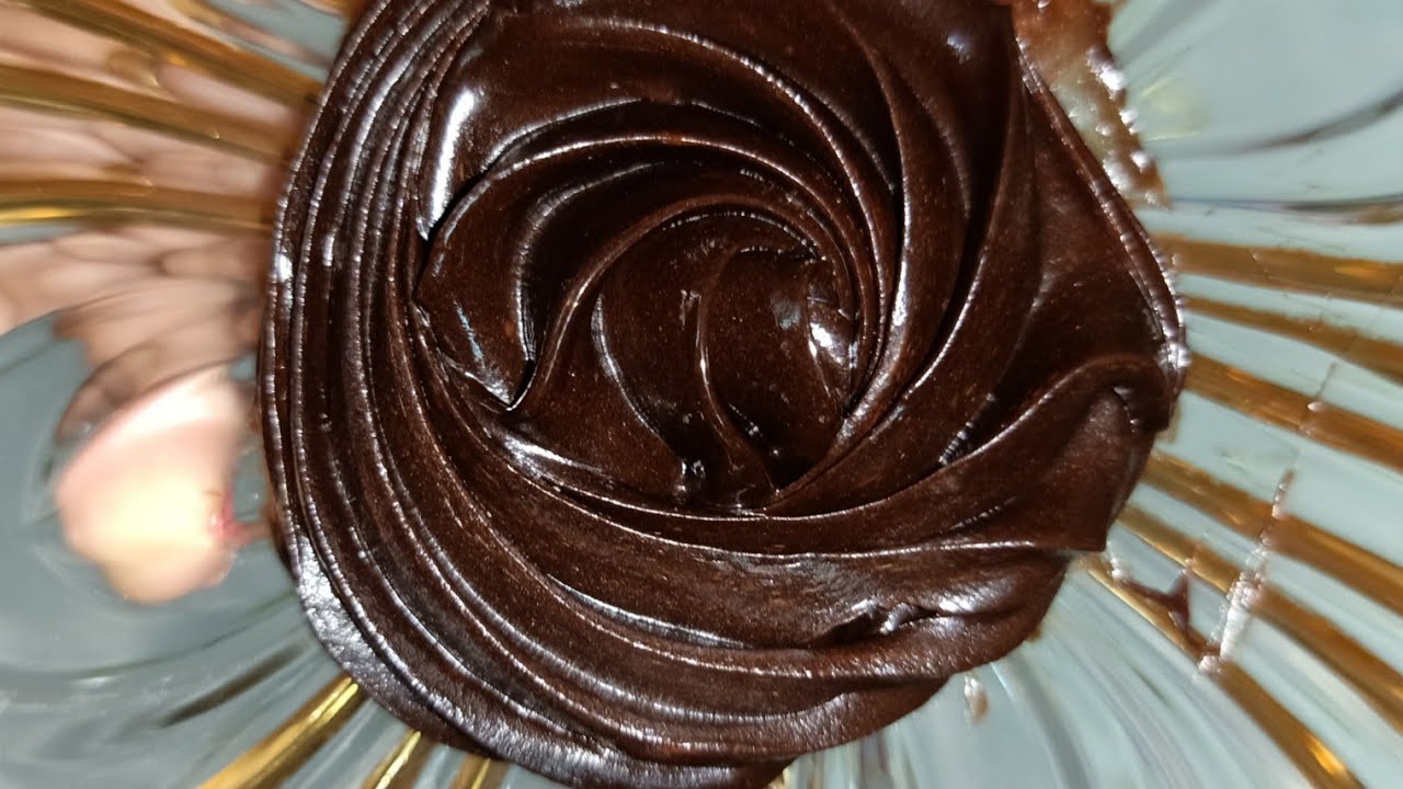 جناش الشوكولاتة اللامع بدون كريمة خفق بأسهل طريقة وفي ثلاث دقايق بس والطعم جناااان
