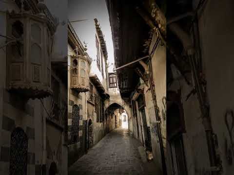 الأزقة الضيقة والجدران المتآكلة والأسلاك المتشابكة تحكي قصص سنين طويلة وفوضى محببة