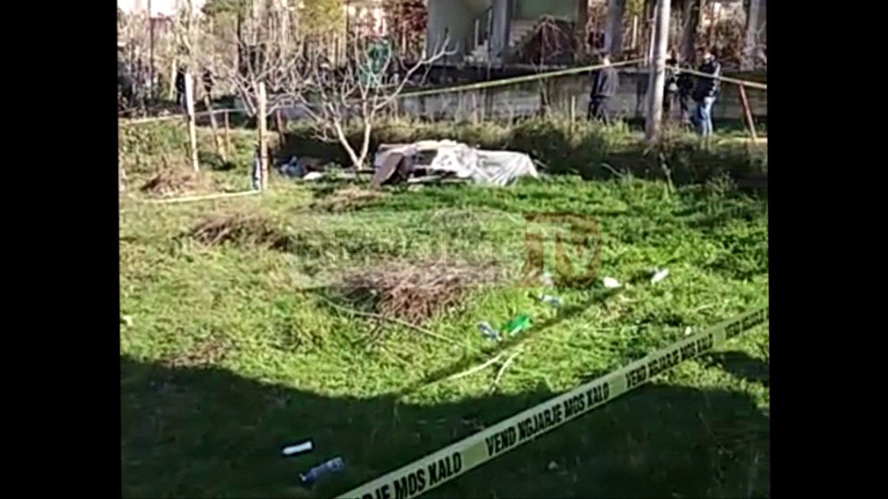 Report TV - Nëna e le vetëm në shtëpi, digjet në barake fëmija 2 vjeç
