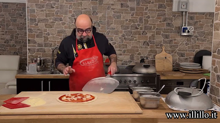 Come infornare la pizza nel forno con la pala di alluminio.