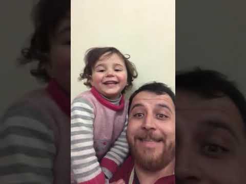 A father makes the sounds of aircraft and bombs in Idlib a game - Life is beautiful
