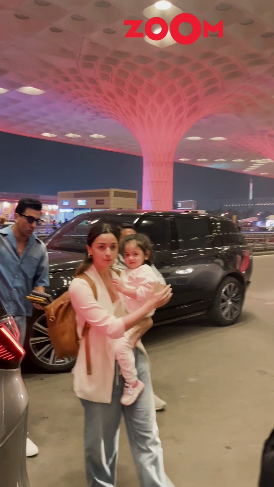 Ranbir REQUESTS paps to not use FLASH on baby Raha as spotted at airport with Alia ? #raha #alia