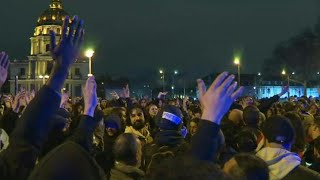 Retraites: réactions de jeunes manifestants à Paris après le rejet des motions | AFP