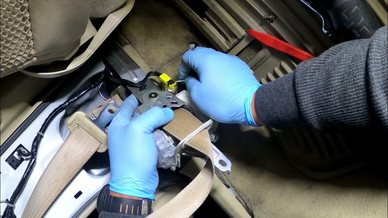 👉INFINITY G35 SEAT BELT REMOVAL SEAT BELT JAMMED YouTube
