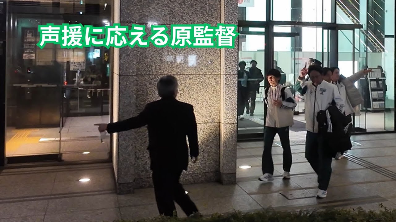 黒田朝日選手が登場｜青山学院大学 原晋監督が声援に応える瞬間　読売新聞社を後にする優勝メンバー【箱根駅伝】
