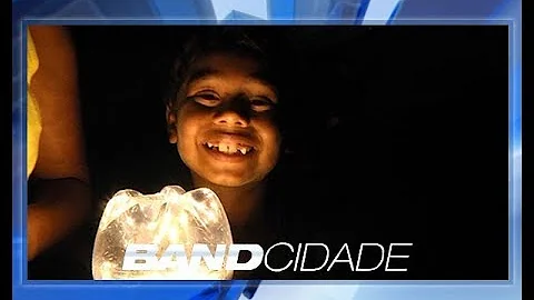 Como é feita a iluminação das casas da zona rural que não têm energia elétrica?