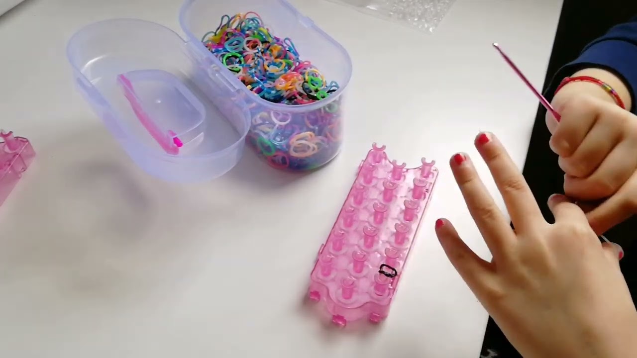 la cosa coi cosini di oggi è...I braccialetti con elastici e telaio