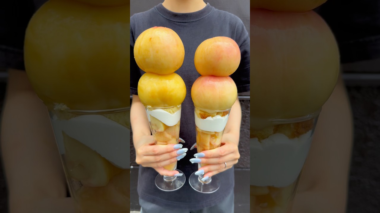 桃2玉のせ⁉︎贅沢すぎる丸ごと桃パフェ🍑