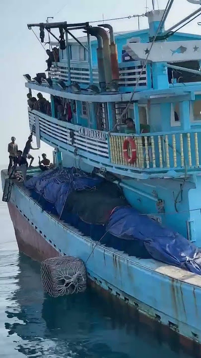 Kapal ikan banyuwangi sandar di pelabuhan tanjung wangi