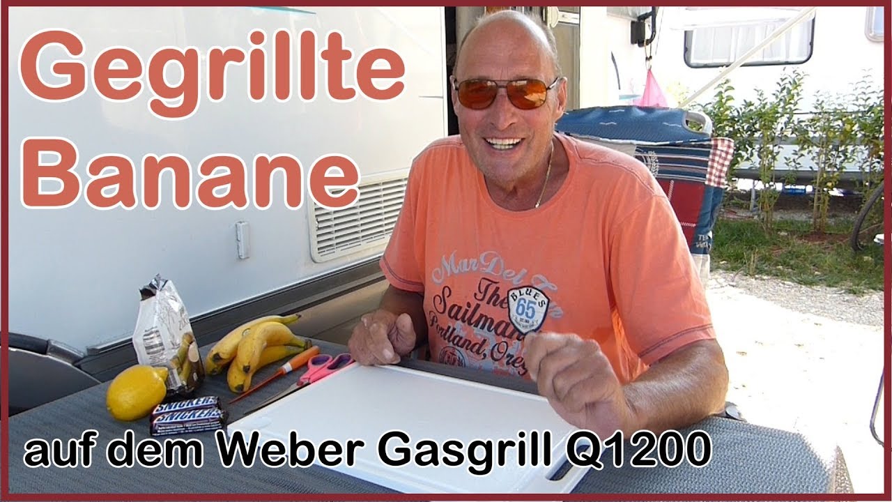 Gegrillte Banane mit Snickers, brauner Zucker, Zitrone auf dem Weber Gasgrill Q1200