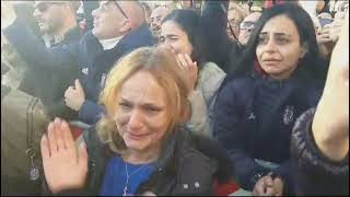 Cagliari, l’ultimo abbraccio di un popolo al “campione per sempre”: lacrime e cori per Gigi Riva