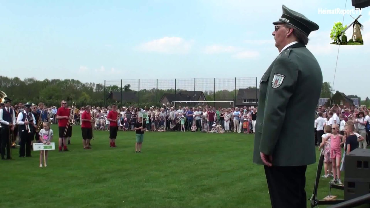 Zehn Blasorchester beim Sternmarsch in Rhedebrügge