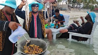 Mengolah Seafood Diatas Meja Terapung | Gurita Saus Tiram