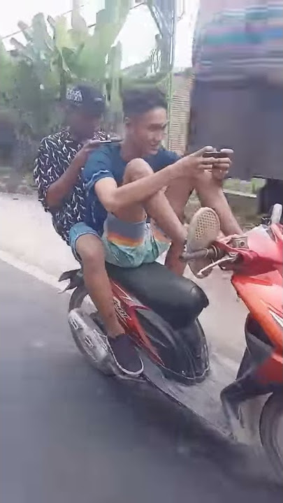 GILAK!! Org nge phus di jalan raya