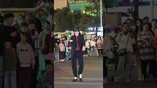 A vibrant performance in the square – Super Dancers