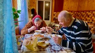Feliz velhice de um casal de idosos, longe da civilização, em uma vila de montanha.