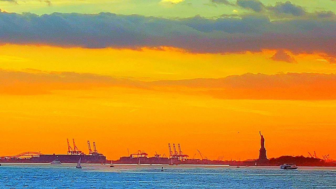 ニューヨークの絶景 夕日に照らされるマンハッタン ニューヨーク