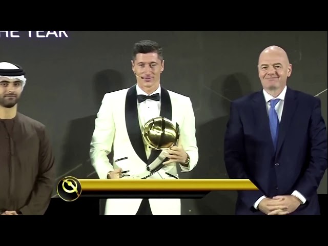 Cristiano Ronaldo recebe prêmio de melhor jogador do século 