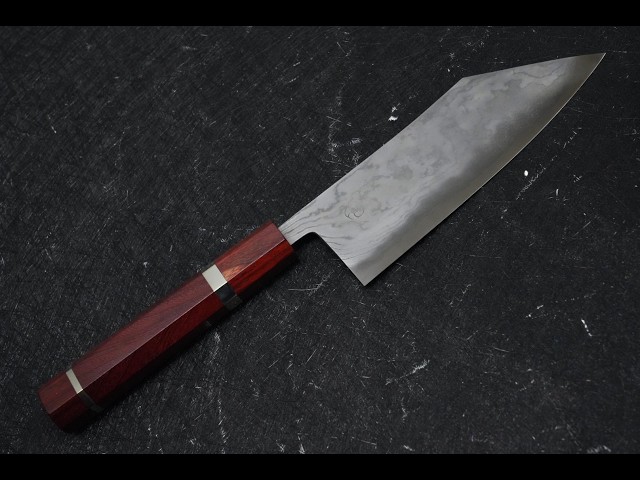 宮崎鍛治屋波流型多層鋼本割込み青二水燒入れ椿包丁16cm - YouTube