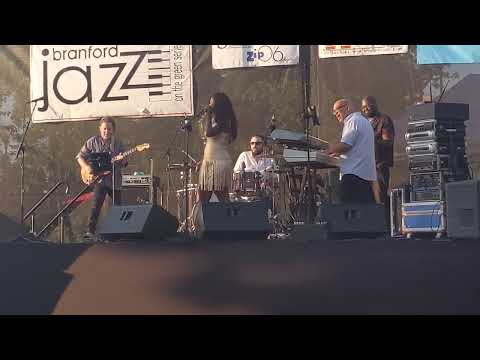 Kim Scott "Keeping That Same Ole Feeling", Live on the Branford Green.