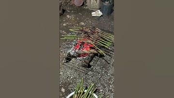 người đàn ông ăn cá lóc cá trê nướng than hoa