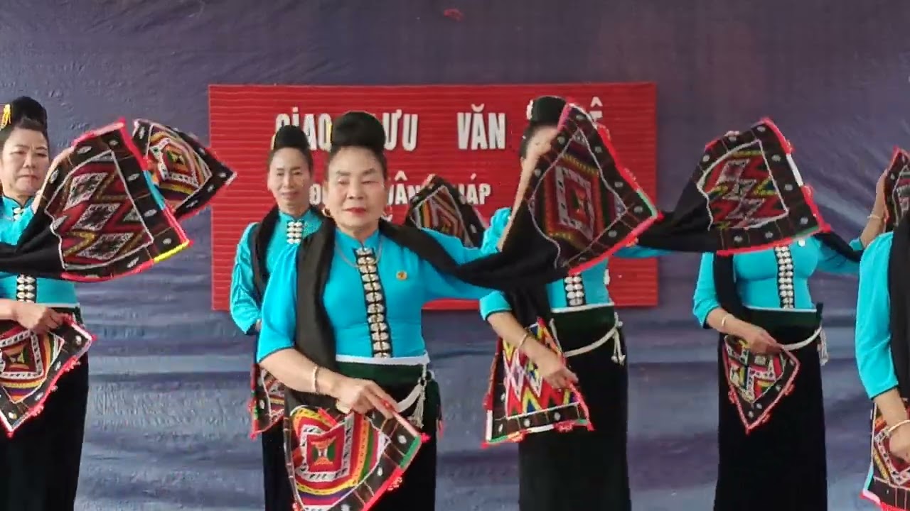 đội múa bản cốc lắc xã tú năng yên châu