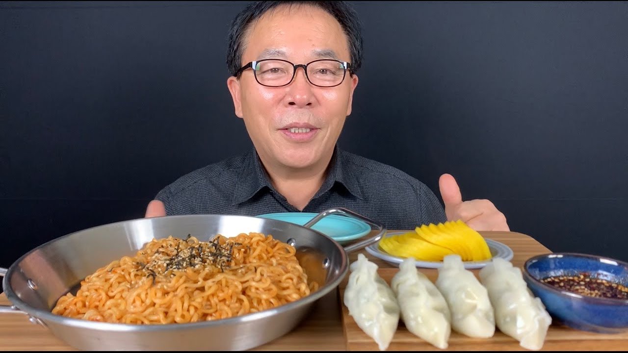 처음 먹어보는 불닭볶음면(아저씨의 도전) Spicy fire noodles and Dumpling YouTube